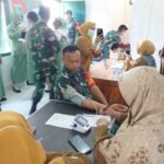 Personel Babinsa dan Persit mengikuti cek kesehatan gratis di Koramil Maiwa, Enrekang, sebagai upaya deteksi dini dan menjaga kesiapan tugas.