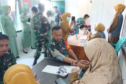 Personel Babinsa dan Persit mengikuti cek kesehatan gratis di Koramil Maiwa, Enrekang, sebagai upaya deteksi dini dan menjaga kesiapan tugas.