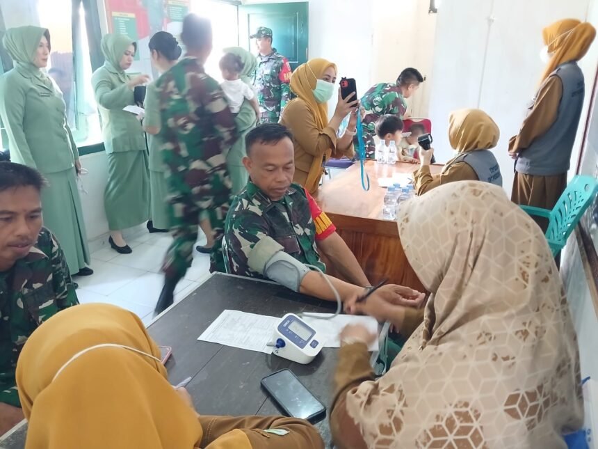 Personel Babinsa dan Persit mengikuti cek kesehatan gratis di Koramil Maiwa, Enrekang, sebagai upaya deteksi dini dan menjaga kesiapan tugas.