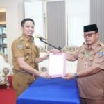 Penyerahan SK Pj Desa Langda oleh Muhammad Yusuf Ritangnga kepada M. Saiful Ramli di ruang kerja Bupati, Senin (20/4/2026).