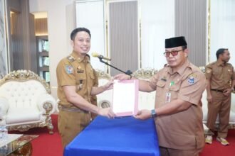 Penyerahan SK Pj Desa Langda oleh Muhammad Yusuf Ritangnga kepada M. Saiful Ramli di ruang kerja Bupati, Senin (20/4/2026).