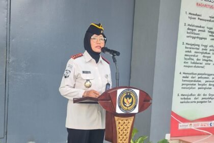 Kepala Lembaga Pemasyarakatan Perempuan Kelas IIA Jakarta Nety Saraswaty memimpin apel ikrar komitmen bebas narkoba dan handphone ilegal di lingkungan lapas.