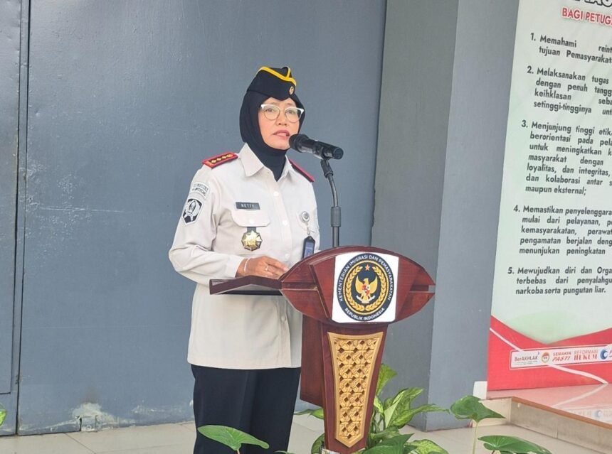 Kepala Lembaga Pemasyarakatan Perempuan Kelas IIA Jakarta Nety Saraswaty memimpin apel ikrar komitmen bebas narkoba dan handphone ilegal di lingkungan lapas.
