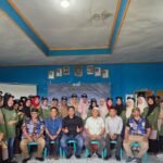 Peserta PKM Politeknik Pariwisata Makassar bersama masyarakat berfoto usai pelatihan pengelolaan desa wisata di kawasan Geopark Maros–Pangkep.