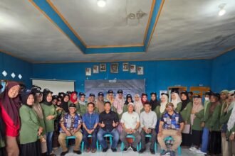 Peserta PKM Politeknik Pariwisata Makassar bersama masyarakat berfoto usai pelatihan pengelolaan desa wisata di kawasan Geopark Maros–Pangkep.