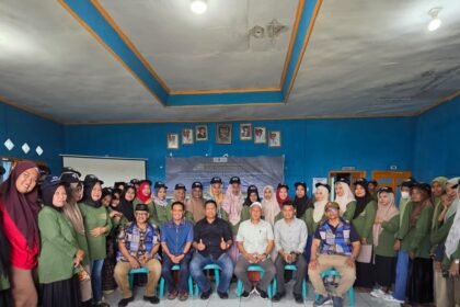 Peserta PKM Politeknik Pariwisata Makassar bersama masyarakat berfoto usai pelatihan pengelolaan desa wisata di kawasan Geopark Maros–Pangkep.