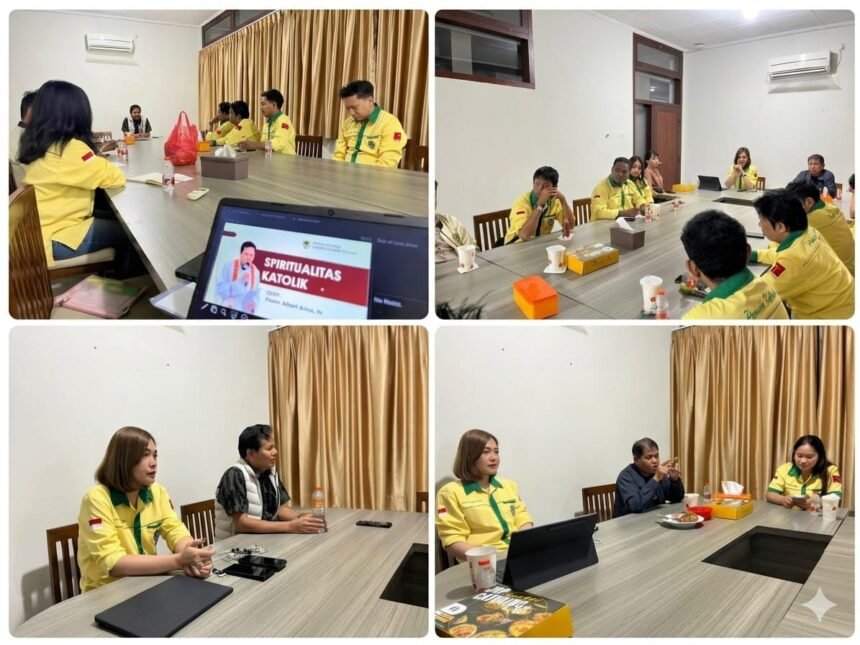 Peserta Pemuda Katolik Sulawesi Selatan mengikuti sesi Kursus Kepemimpinan Dasar di Keuskupan Agung Makassar, dengan pembekalan spiritualitas dan manajemen organisasi.