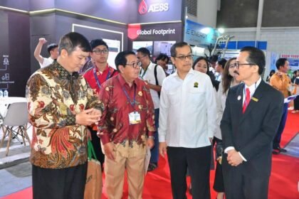 Pejabat dan pelaku industri meninjau inovasi energi dan teknologi dalam Indonesia Smart Energy & Technology Week 2026 di Jakarta.