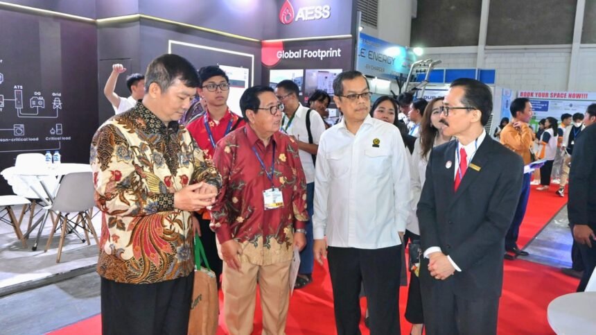 Pejabat dan pelaku industri meninjau inovasi energi dan teknologi dalam Indonesia Smart Energy & Technology Week 2026 di Jakarta.