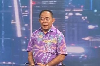 Narasumber berbicara dalam sesi wawancara di studio, membahas transformasi industri pupuk nasional menuju kemandirian berbasis sumber daya lokal.