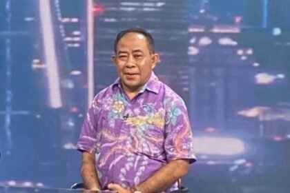 Narasumber berbicara dalam sesi wawancara di studio, membahas transformasi industri pupuk nasional menuju kemandirian berbasis sumber daya lokal.