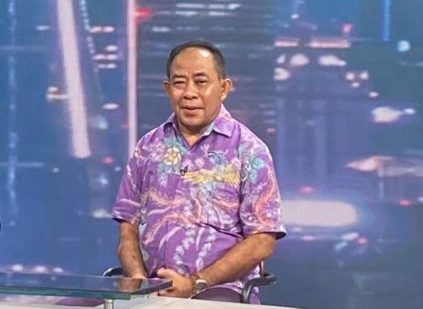 Narasumber berbicara dalam sesi wawancara di studio, membahas transformasi industri pupuk nasional menuju kemandirian berbasis sumber daya lokal.