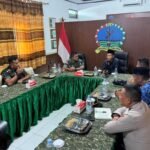 Rapat koordinasi TNI bersama tokoh masyarakat dan aparat di Kabupaten Buru bahas penertiban tambang Gunung Botak.