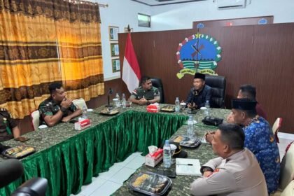 Rapat koordinasi TNI bersama tokoh masyarakat dan aparat di Kabupaten Buru bahas penertiban tambang Gunung Botak.