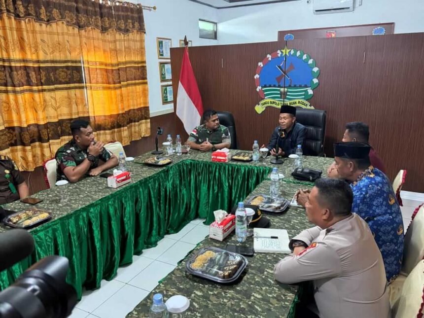 Rapat koordinasi TNI bersama tokoh masyarakat dan aparat di Kabupaten Buru bahas penertiban tambang Gunung Botak.