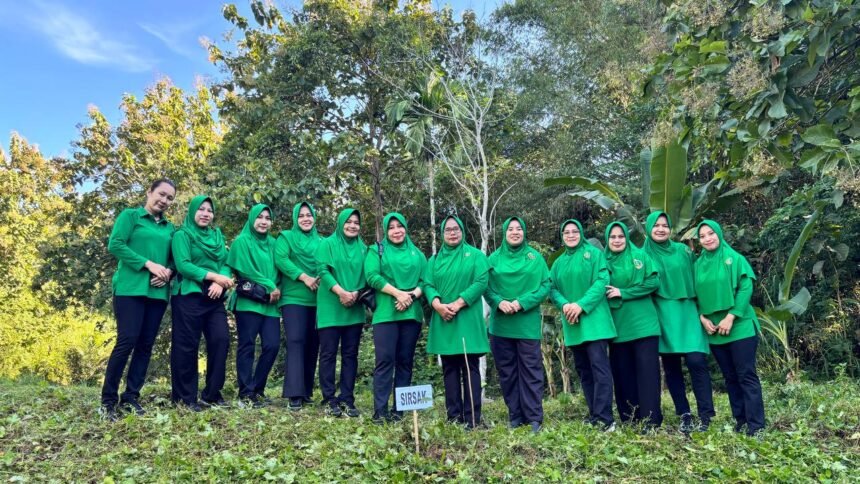 Persit KCK Cabang XLIII Kofim 1419/Enrekang melakukan penanaman pohon dalam rangka HUT ke-80 Persit KCK 2026 sebagai bentuk kepedulian terhadap kelestarian lingkungan dan penghijauan berkelanjutan di Kabupaten Enrekang. 🌱🌳