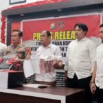 Keterangan pers di ruang vidcon Polres Enrekang tentang kasus dugaan korupsi Program Bantuan Pangan Non Tunai (BPNT) atau Program Sembako tahun anggaran 2019-2020, Kamis (30/4/2026).