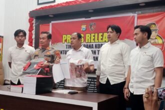 Keterangan pers di ruang vidcon Polres Enrekang tentang kasus dugaan korupsi Program Bantuan Pangan Non Tunai (BPNT) atau Program Sembako tahun anggaran 2019-2020, Kamis (30/4/2026).