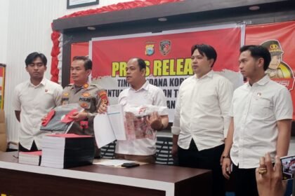 Keterangan pers di ruang vidcon Polres Enrekang tentang kasus dugaan korupsi Program Bantuan Pangan Non Tunai (BPNT) atau Program Sembako tahun anggaran 2019-2020, Kamis (30/4/2026).