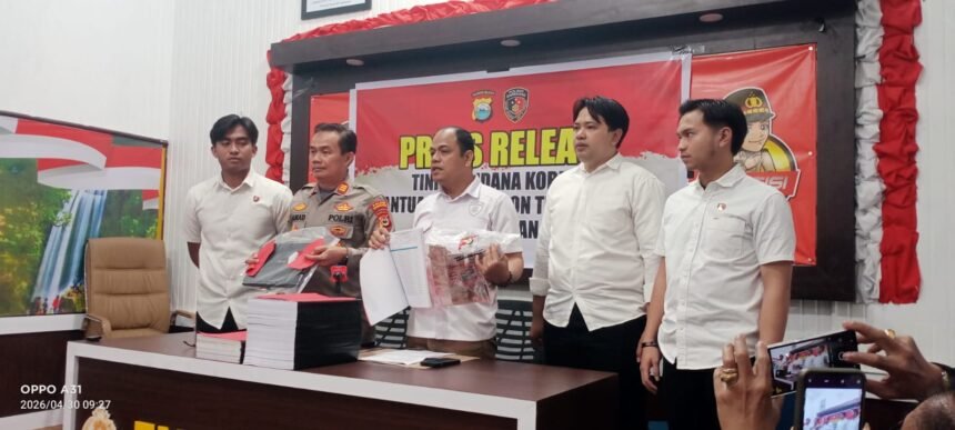 Keterangan pers di ruang vidcon Polres Enrekang tentang kasus dugaan korupsi Program Bantuan Pangan Non Tunai (BPNT) atau Program Sembako tahun anggaran 2019-2020, Kamis (30/4/2026).