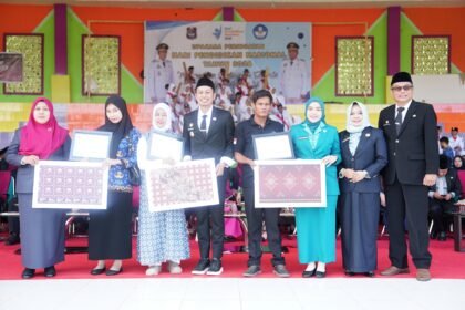 Jurnalis PWI Enrekang, Sarimin Lamada, sukses membawa motif batik “Utan Loro” masuk 4 besar nasional pada ajang Lomba Desain Batik Khas Enrekang Massenrempulu di momentum Hardiknas 2026.