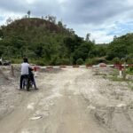 Akses menuju kawasan tambang Gunung Botak dipasangi portal pembatas di jalur B, Kabupaten Buru, Maluku.