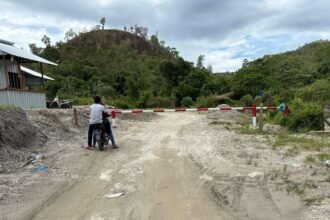 Akses menuju kawasan tambang Gunung Botak dipasangi portal pembatas di jalur B, Kabupaten Buru, Maluku.