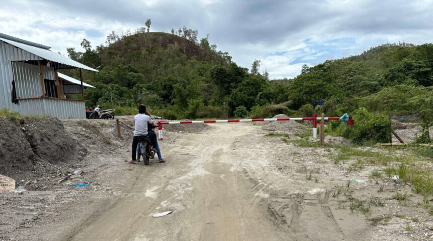 Akses menuju kawasan tambang Gunung Botak dipasangi portal pembatas di jalur B, Kabupaten Buru, Maluku.