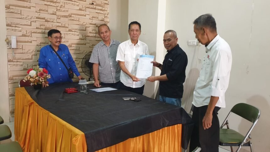 Tim H. Suwardi Thahir mengambil formulir bakal calon Ketua PWI Sulsel 2026–2031 di Kantor PWI Sulsel, Makassar, Kamis (7/5/2026).