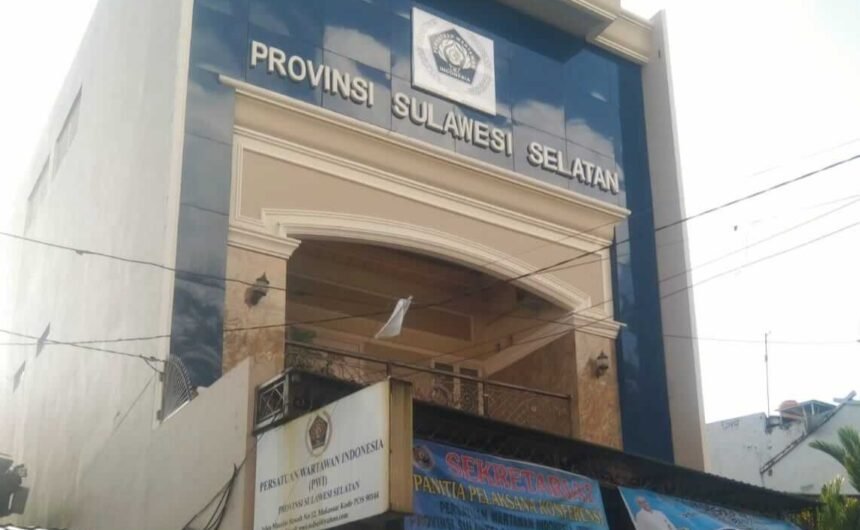 Kantor Persatuan Wartawan Indonesia jadi sorotan di tengah dinamika Konferensi PWI Sulsel yang memicu polemik soal netralitas dan transparansi organisasi.