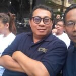 Ketua Umum Serikat Media Siber Indonesia, Firdaus (kiri) didampingi Sekretaris Jenderal SMSI, Makali Kumar (kanan), di sela kegiatan Fun Walk yang digelar Dewan Pers bersama insan pers dan masyarakat dalam rangka memperingati World Press Freedom Day 2026, Sabtu (10/5/2026), di Jakarta.