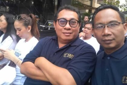 Ketua Umum Serikat Media Siber Indonesia, Firdaus (kiri) didampingi Sekretaris Jenderal SMSI, Makali Kumar (kanan), di sela kegiatan Fun Walk yang digelar Dewan Pers bersama insan pers dan masyarakat dalam rangka memperingati World Press Freedom Day 2026, Sabtu (10/5/2026), di Jakarta.