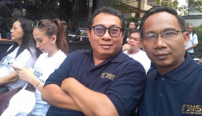 Ketua Umum Serikat Media Siber Indonesia, Firdaus (kiri) didampingi Sekretaris Jenderal SMSI, Makali Kumar (kanan), di sela kegiatan Fun Walk yang digelar Dewan Pers bersama insan pers dan masyarakat dalam rangka memperingati World Press Freedom Day 2026, Sabtu (10/5/2026), di Jakarta.