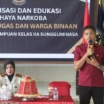 Kasat Resnarkoba Polres Gowa IPTU Firman saat memberikan sosialisasi dan edukasi bahaya narkoba kepada petugas dan warga binaan Lapas Perempuan Kelas IIA Sungguminasa.