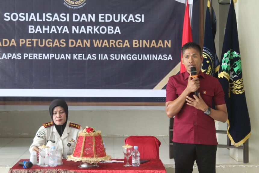 Kasat Resnarkoba Polres Gowa IPTU Firman saat memberikan sosialisasi dan edukasi bahaya narkoba kepada petugas dan warga binaan Lapas Perempuan Kelas IIA Sungguminasa.