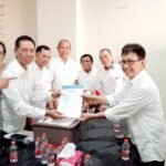 Suwardi Tahir resmi menyerahkan berkas pencalonan Ketua PWI Sulsel periode 2026–2031 di Kantor PWI Sulsel, Makassar, Rabu (13/5/2026). Prosesi pendaftaran berlangsung hangat dan penuh semangat kebersamaan.