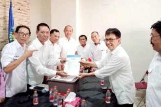 Suwardi Tahir resmi menyerahkan berkas pencalonan Ketua PWI Sulsel periode 2026–2031 di Kantor PWI Sulsel, Makassar, Rabu (13/5/2026). Prosesi pendaftaran berlangsung hangat dan penuh semangat kebersamaan.