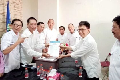 Suwardi Tahir resmi menyerahkan berkas pencalonan Ketua PWI Sulsel periode 2026–2031 di Kantor PWI Sulsel, Makassar, Rabu (13/5/2026). Prosesi pendaftaran berlangsung hangat dan penuh semangat kebersamaan.