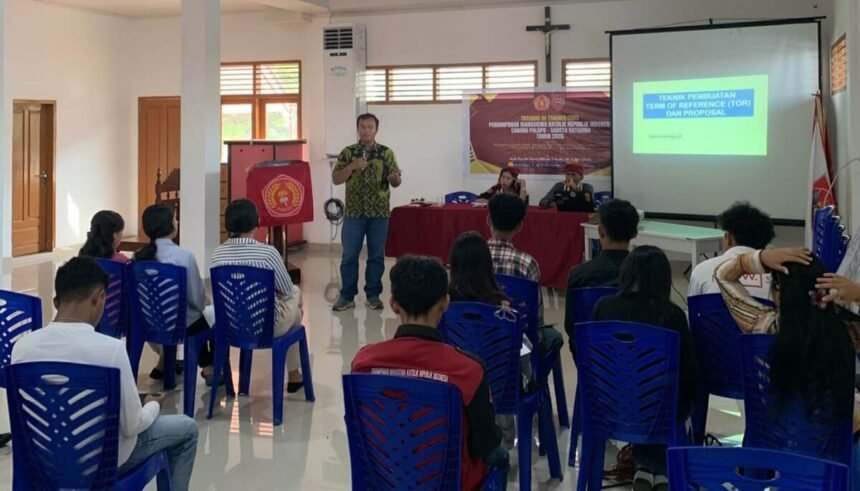 Suasana Training of Trainers (TOT) PMKRI Cabang Palopo yang digelar di Aula Paroki Santo Mikael Palopo, sebagai upaya memperkuat kualitas kader dan mencetak mentor organisasi yang profesional.
