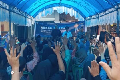 Warga Buntusu antusias sampaikan aspirasi saat Reses Anggota DPRD Makassar A. Odhika Cakra Satriawan di Jalan Bangkala, Tamalanrea. Infrastruktur hingga penataan PKL jadi sorotan utama.