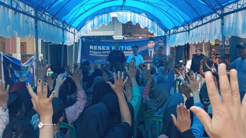 Warga Buntusu antusias sampaikan aspirasi saat Reses Anggota DPRD Makassar A. Odhika Cakra Satriawan di Jalan Bangkala, Tamalanrea. Infrastruktur hingga penataan PKL jadi sorotan utama.
