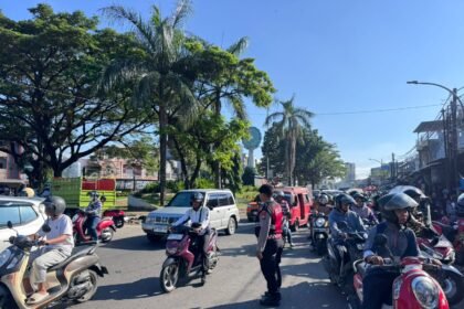 Personel Perintis Presisi Polres Gowa tampak sedang mengatur lalu lintas, Selasa (26/5/2026).
