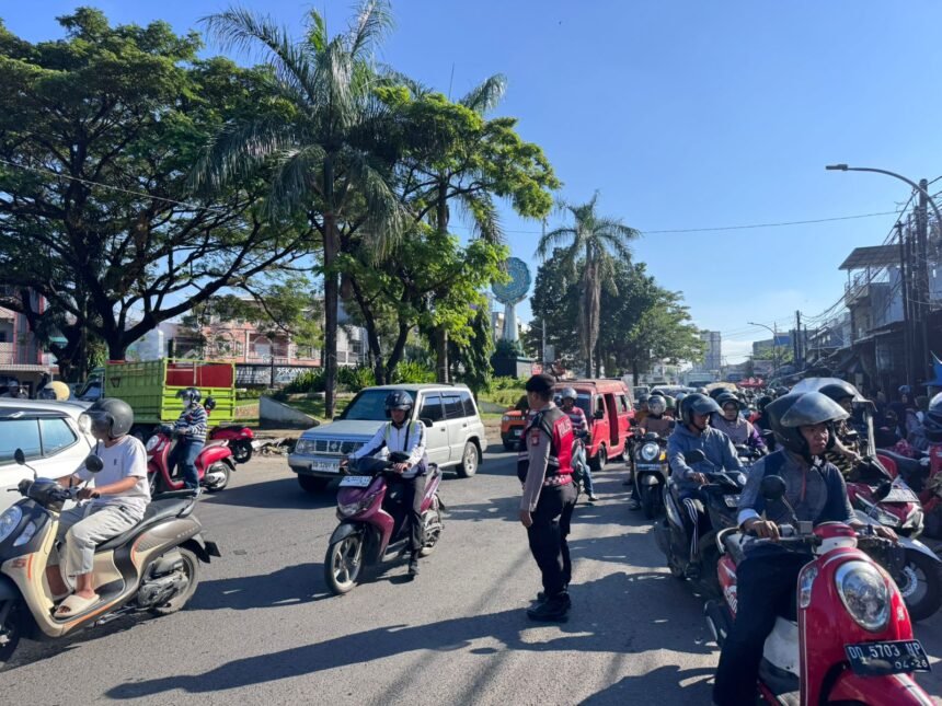 Personel Perintis Presisi Polres Gowa tampak sedang mengatur lalu lintas, Selasa (26/5/2026).