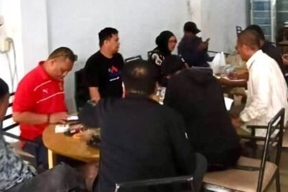 Suasana rapat konsolidasi jajaran redaksi Media Sinergi di Sengkang jelang Konfercab PWI Sulsel 2026.