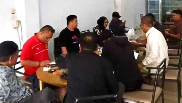 Suasana rapat konsolidasi jajaran redaksi Media Sinergi di Sengkang jelang Konfercab PWI Sulsel 2026.