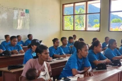 Peserta PKM Poltekpar Makassar mengikuti sesi materi pengelolaan desa wisata bahari berkelanjutan di Kampung Sawundarek, Raja Ampat.