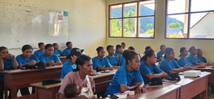 Peserta PKM Poltekpar Makassar mengikuti sesi materi pengelolaan desa wisata bahari berkelanjutan di Kampung Sawundarek, Raja Ampat.