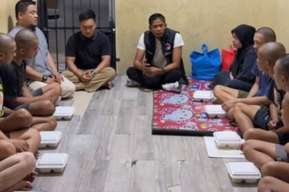 Satuan Reserse Narkoba (Satresnarkoba) Polres Gowa menggelar kegiatan bertajuk “Jumat Berkah” di ruang tahanan, Jumat (22/5/2026).