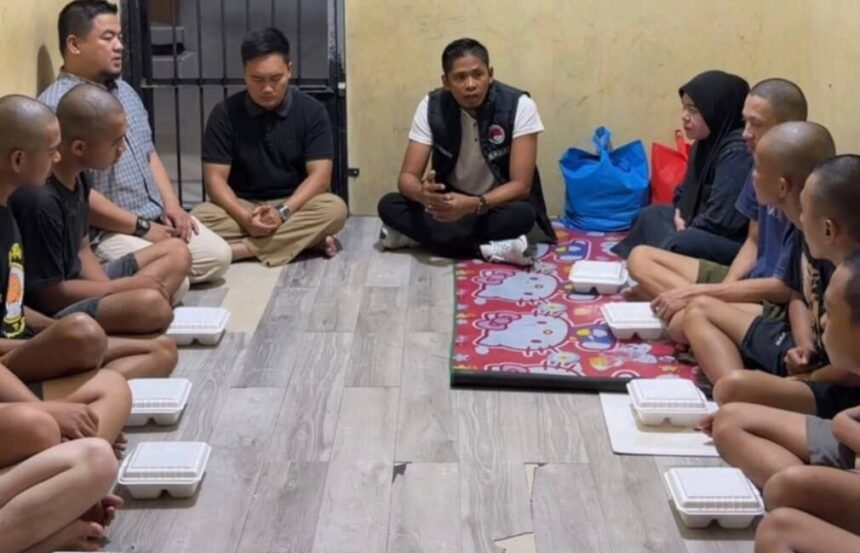 Satuan Reserse Narkoba (Satresnarkoba) Polres Gowa menggelar kegiatan bertajuk “Jumat Berkah” di ruang tahanan, Jumat (22/5/2026).