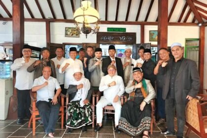 Silaturahmi Kebangsaan di Yogyakarta. Jamaah Dzikir Nurul Wathon bersama sejumlah tokoh masyarakat usai ziarah ke makam Panglima Besar Jenderal Sudirman, meneguhkan komitmen menjaga persatuan, kerukunan, dan keutuhan NKRI di tengah dinamika global yang terus berkembang.